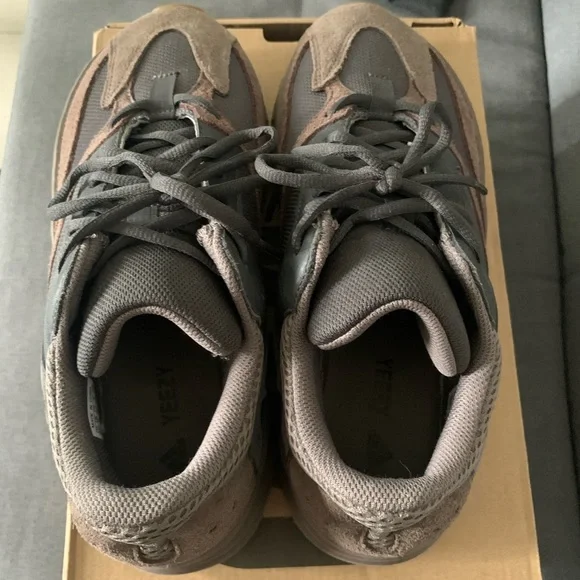 Yeezy boost 700 mauve in a 9.5 - Picture 8 of 13